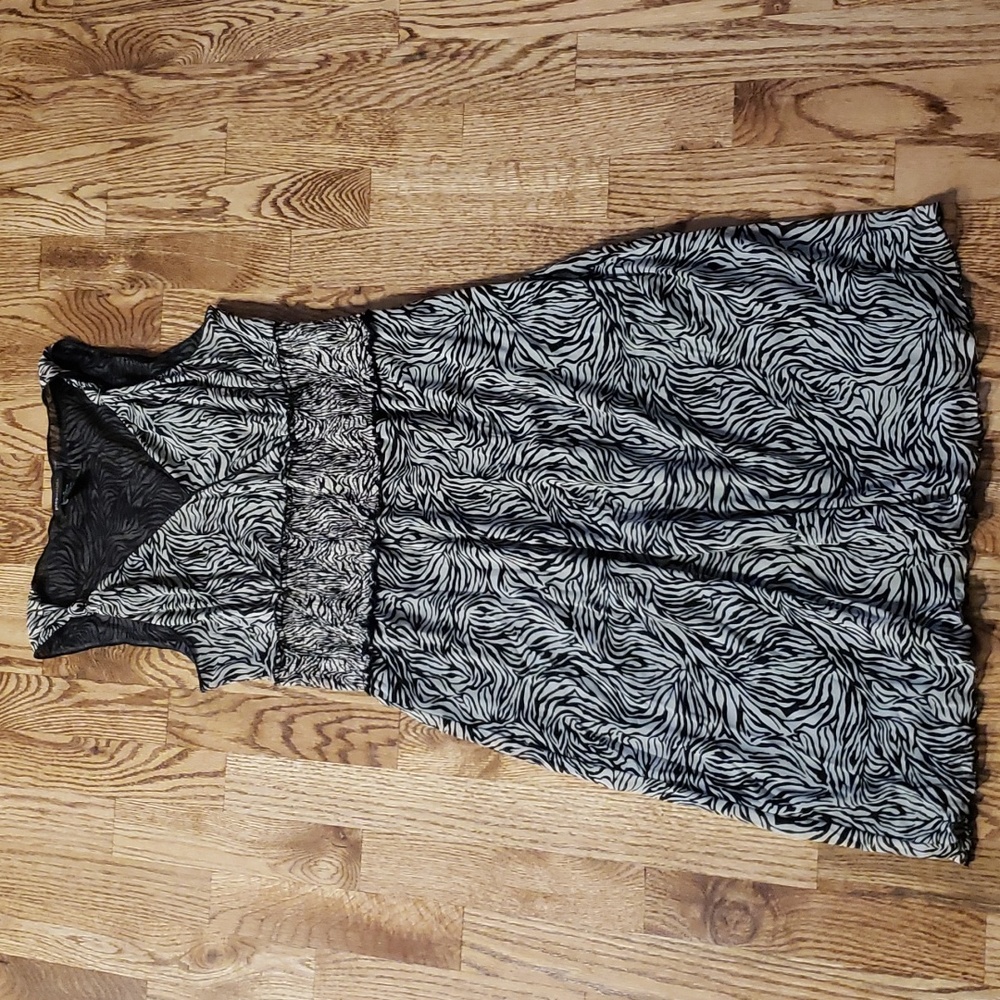 (M) BCBGMAXAZRIA 100% Nylon Shell Sheer Overlay V Neck Zebra Print